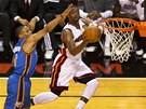 Dwyane Wade z Miami Heat obl�t�v� Russella Westbrooka z Oklahoma City Thunder.