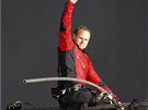 Nik Wallenda pr�v� dokon�il svou cestu po visut�m lan� a zdrav� kanadsk�