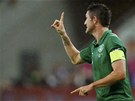 TO NEBYLO NA KARTU. Irsk� kapit�n Robbie Keane protestuje proti �lut� kart�.
