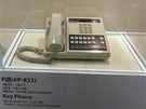 Muzeum historie spole�nosti Samsung - prvn� tla��tkov� telefon Samsung (KP-832)