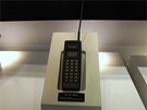 Muzeum Samsung - prvn� mobiln� telefon Samsung SH-100 (1988)