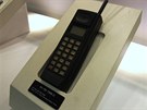 Muzeum Samsung - prvn� mobiln� telefon Samsung SH-100 (1988)