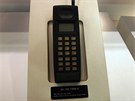 Muzeum Samsung - prvn� mobiln� telefon Samsung SH-100 (1988)
