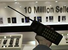 Muzeum Samsung - prvn� mobiln� telefon zna�ky SH-100 (1988)