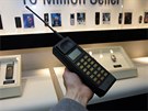 Muzeum Samsung - prvn� mobiln� telefon zna�ky SH-100 (1988)
