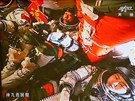 Čínští astronauti před spojením s experimentálním modulem Tchien-kung 1. Čínští astronauti před spojením s experimentálním modulem Tchien-kung 1.