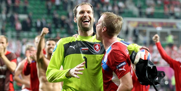 Z postupu do čtvrtfinále mistrovství Evropy se radují brankář Petr Čech a Z postupu do čtvrtfinále mistrovství Evropy se radují brankář Petr Čech a