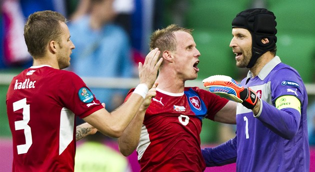 VÍTĚZNÝ POKŘIK! Je dobojováno, čeští fotbalisté se objímají a hlavně se... VÍTĚZNÝ POKŘIK! Je dobojováno, čeští fotbalisté se objímají a hlavně se...
