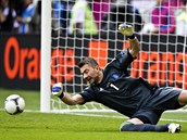 P�ED DRUH�M G�LEM. �eck� brank�� Kostas Chalkias se marn� natahuje po centru