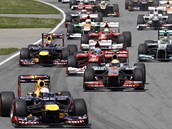 PO STARTU. Sebastian Vettel vede z�vodn� pole do prvn�ch zat��ek Velk� ceny