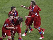 V�BUCH RADOSTI. Fotbalist� oslavuj� g�l Petra Jir��ka.
