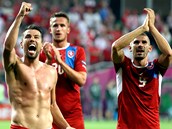 OSLAVY POSTUPU. Čeští hráči (zleva) Milan Baroš, Tomáš Pekhart a Jan Rezek se OSLAVY POSTUPU. Čeští hráči (zleva) Milan Baroš, Tomáš Pekhart a Jan Rezek se