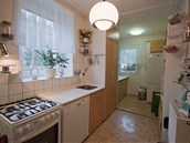 Podlaha se sv�mi nerovnostmi byla t�m��  nebezpe�n�.