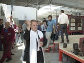 Otev�en� nov� skl�rny p�i�el posv�tit i m�stn� far��.