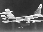Strategick� bombard�ry mohou pou��vat klamn� c�le. Mal� letounek Quail dok�e