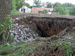 U Zachotína na Pelhřimovsku se v hrázi rybníka Dolní Kladiny objevila trhlina.