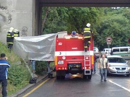 Viadukt v pra�sk� Libni, kde police na�la t�lo "hleda�e poklad�".