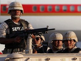 Mexi�t� voj�ci na leti�ti p�� p��letu delegac� na summit G-20 v Los Cabos, 17.