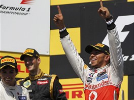 Lewis Hamilton (vpravo) oslavuje na p�diu sv� v�t�zstv� ve Velk� cen� Kanady.