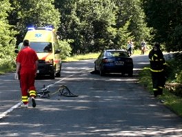 Tragick� nehoda mezi cyklistou a osobn�m vozem mezi Kop�ivnic� a Z�vi�icemi na