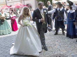 Prince Lobkowicze v�tali v m�lnick�m z�mku mu�ket��i a �eny v dobov�ch