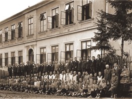 Snímek z roku 1928, kdy Josef Valčík chodil do lačnovské školy. Na fotografii Snímek z roku 1928, kdy Josef Valčík chodil do lačnovské školy. Na fotografii