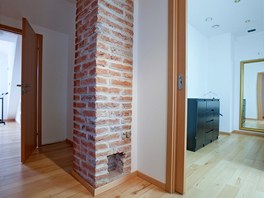Původní opěrný sloup prochází všemi byty až do základů bytového domu. Původní opěrný sloup prochází všemi byty až do základů bytového domu.