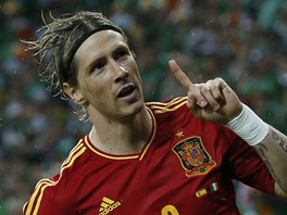 TREFA. �pan�lsk� �to�n�k Fernando Torres se raduje ze sv�ho prvn�ho g�lu na