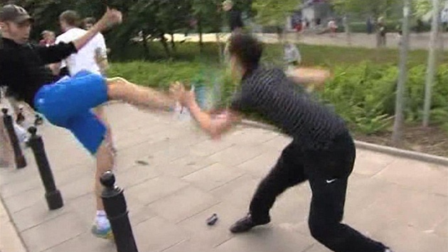 "Předzápas" duelu Polska s Ruskem obstaraly ostré bitky fanoušků "Předzápas" duelu Polska s Ruskem obstaraly ostré bitky fanoušků