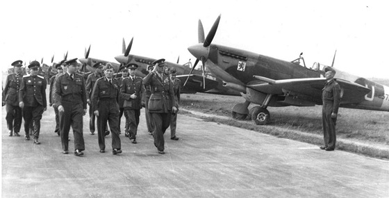 Generál Janoušek (druhý zleva v první řadě) nejvyšší velitel našich letců v RAF Generál Janoušek (druhý zleva v první řadě) nejvyšší velitel našich letců v RAF