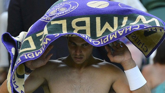 RAD�I SE SCHOV�M. Rafael Nadal v utk�n� druh�ho kola Wimbledonu proti Luk�i