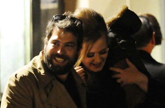 Adele s přítelem Simonem Konecki a jejich psem Adele s přítelem Simonem Konecki a jejich psem