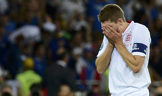 PENALTOV� PROKLET� TRV�. Anglick� kapit�n Steven Gerrard je zavalen zklam�n�m