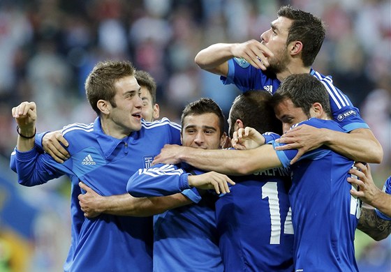 �ECK� RADOST. �e�t� fotbalist� se raduj� ze vst�elen�ho g�lu.