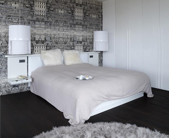 Hlavn� st�nu lo�nice zdob� tapeta zna�ky Fornasetti. L��ko Nocto Plus