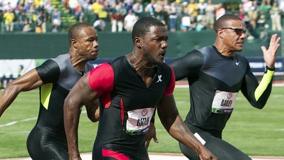 NAT�EL TO V�EM. Justin Gatlin (uprost�ed) b�� pro americk� zlato, do Lond�na