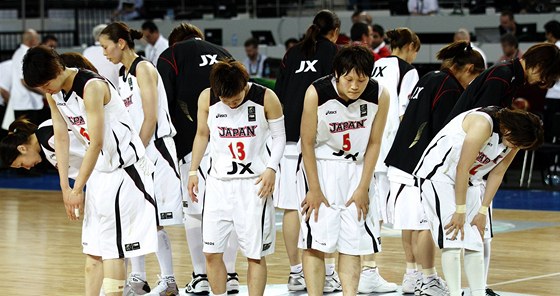D�KUJEME, ODCH�Z�ME. Japonsk� basketbalistky se po z�pase klan� fafou�k�m.
