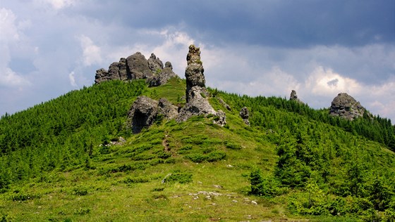 Vrch 12 Apo�tol� (1 775 m) zdob� bizarn� andezitov� sk�ly.