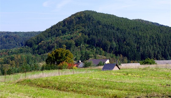 Pod vrchem Schwedelberg (545 m) nad vesnic� Dubina se ukr�vaj� Trpasli��