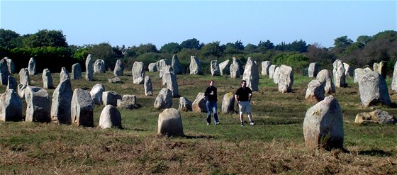 Ztraceni v menhirovém poli. Turisty v Carnaku obklopuje dohromady přes 3 000 Ztraceni v menhirovém poli. Turisty v Carnaku obklopuje dohromady přes 3 000