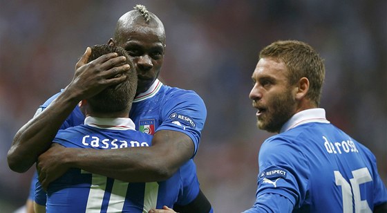 GRATULACE. Italov� De Rossi (vpravo) a Cassano gratuluj� ke g�lu Mariu