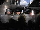 Bolivij�tí policisté se v centru metropole La Paz p�ipravují na st�et s...