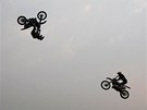Jezdci freestyle motocrossu Alexej Kolesnikov (vlevo) a Alexej Ajsin p�edvádí...