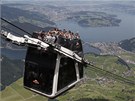 Zahajovací jízda první otev�ené dvoupodla�ní lanovky na sv�t�. Cestující se...