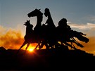 Souso�í cválajících mustang� nedaleko m�sta Colorado Springs na pozadí ohnivého...