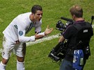 N�CO PRO PUBLIKUM. Ronaldo bav� televizn� div�ky, slav� p��mo p�ed kamerou.