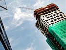 AZ Tower. Vyrůstá z třípodlažního podstavce. Fasáda v přízemí je převážně