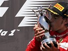S TROFEJ�. Fernando Alonso dr�� cenu pro v�t�ze Grand Prix Evropy. 