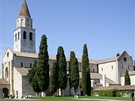 Součástí komplexu baziliky jsou dvě krypty a baptisterium. Součástí komplexu baziliky jsou dvě krypty a baptisterium.