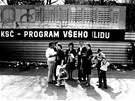 I někdejší prvomájové oslavy František Řezníček zachytil zcela odlišně od I někdejší prvomájové oslavy František Řezníček zachytil zcela odlišně od